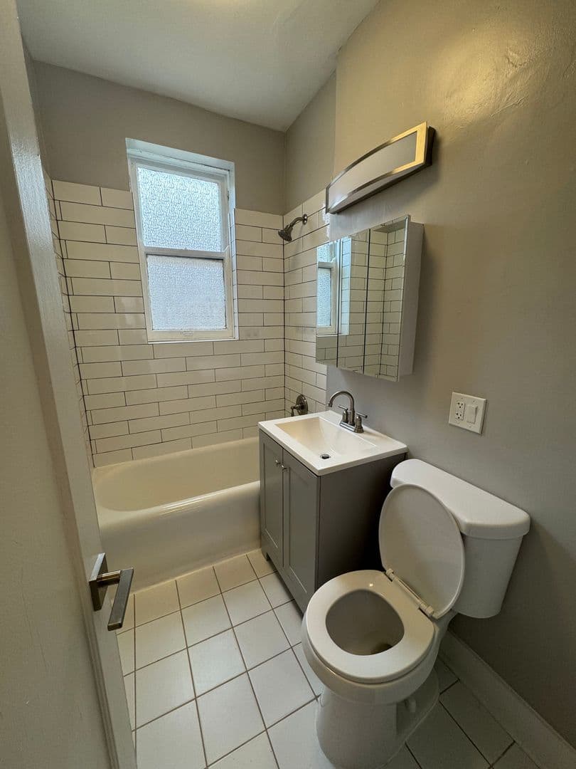 Evanston Apartment: 1000-1010 Hinman Avenue