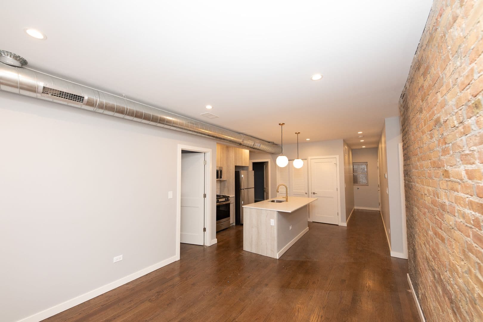 Chicago Apartment: 835-864 W. Barry Ave.