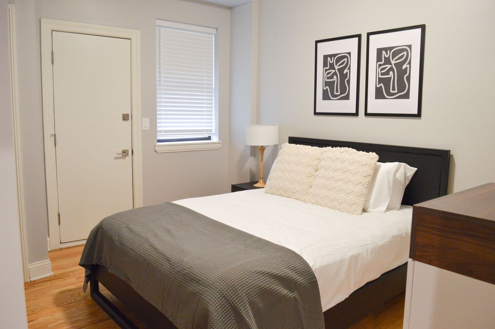 Chicago Apartment: 835-864 W. Barry Ave.