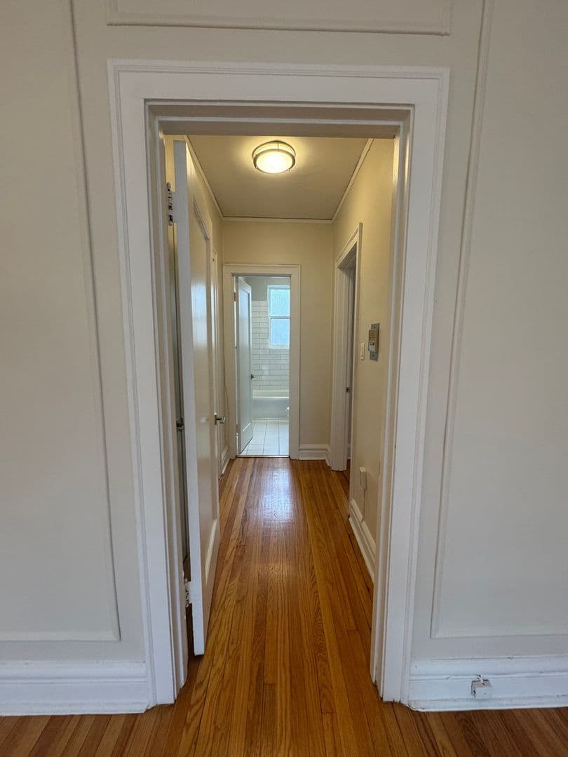 Evanston Apartment: 1000-1010 Hinman Avenue