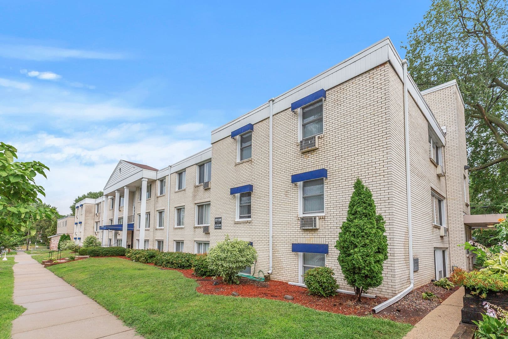 Minneapolis Apartment: 2400 Harriet Ave
