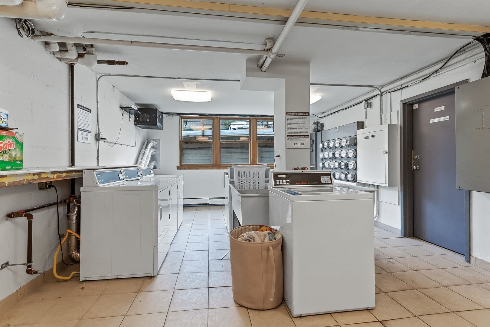 Minneapolis Apartment: 2400 Harriet Ave