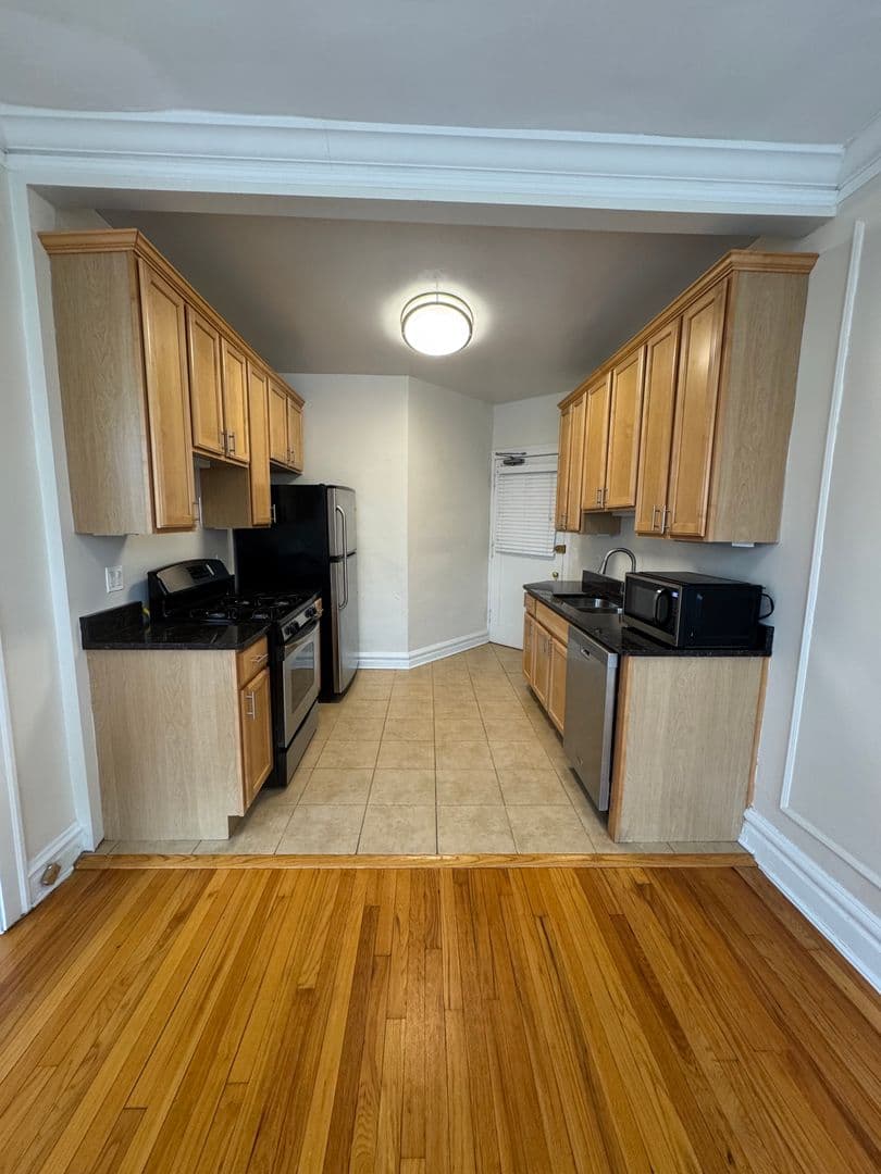 Evanston Apartment: 1000-1010 Hinman Avenue
