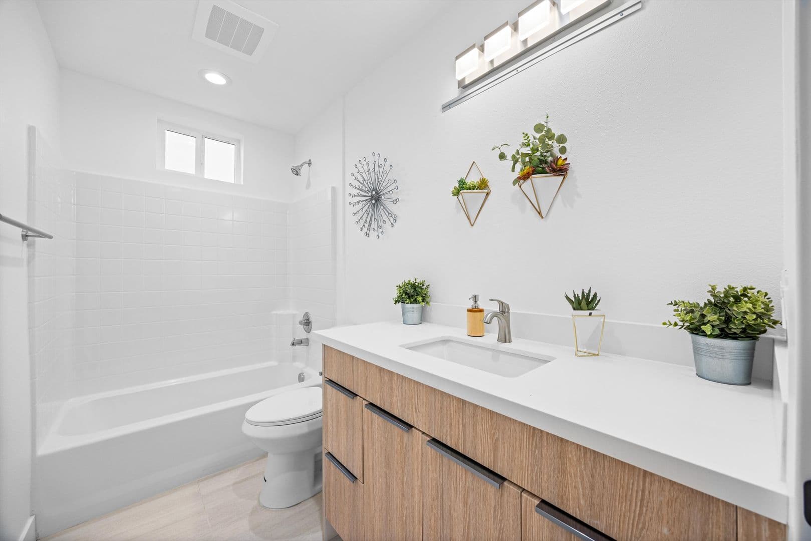 Whittier Apartment: 13857 Leffingwell Rd