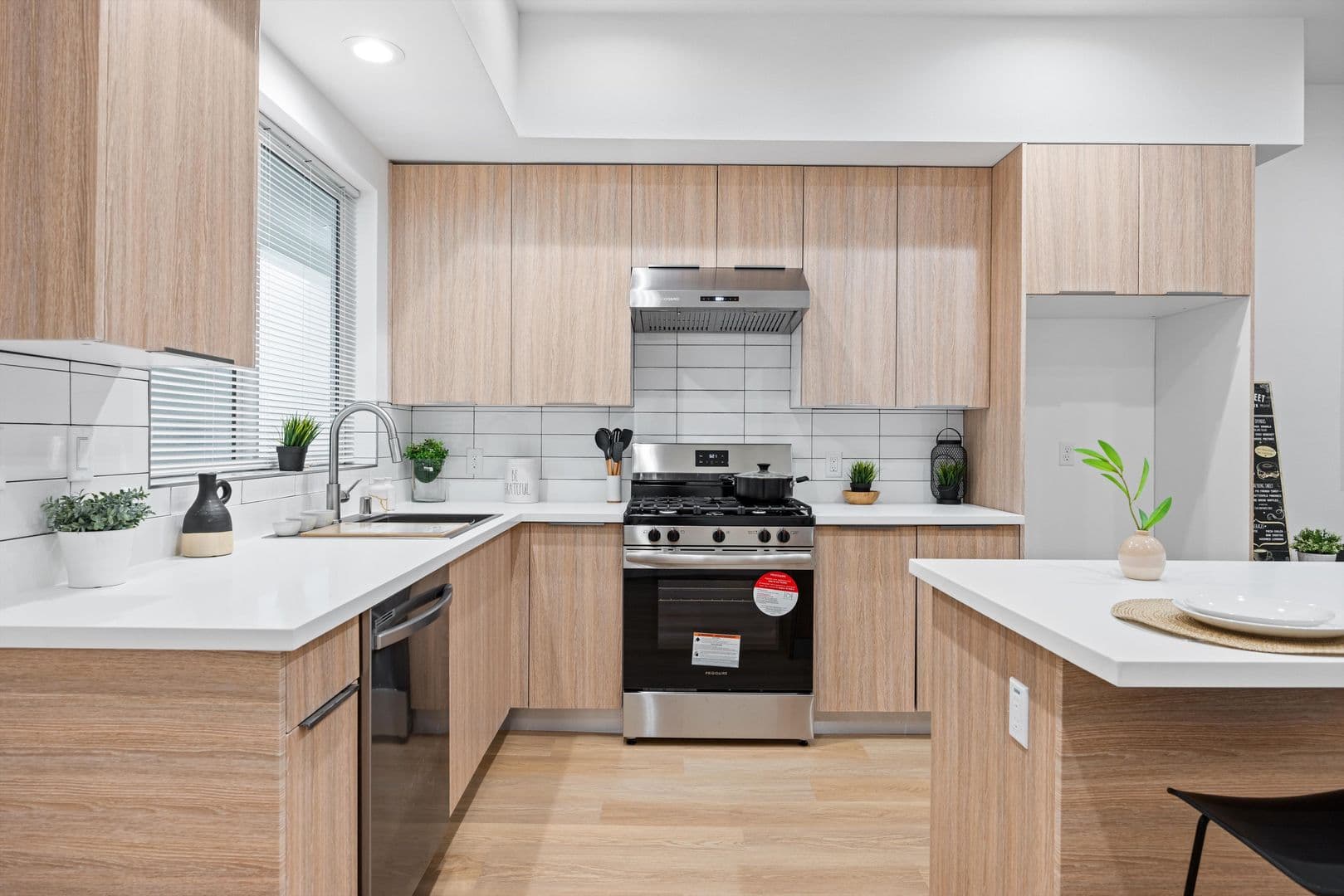 Whittier Apartment: 13857 Leffingwell Rd