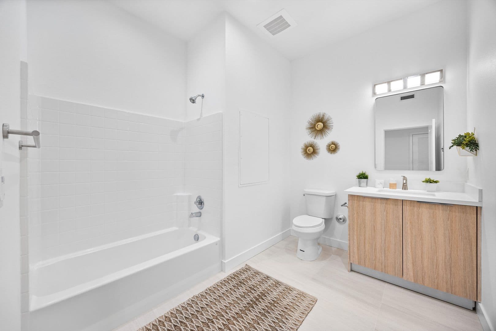 Whittier Apartment: 13857 Leffingwell Rd