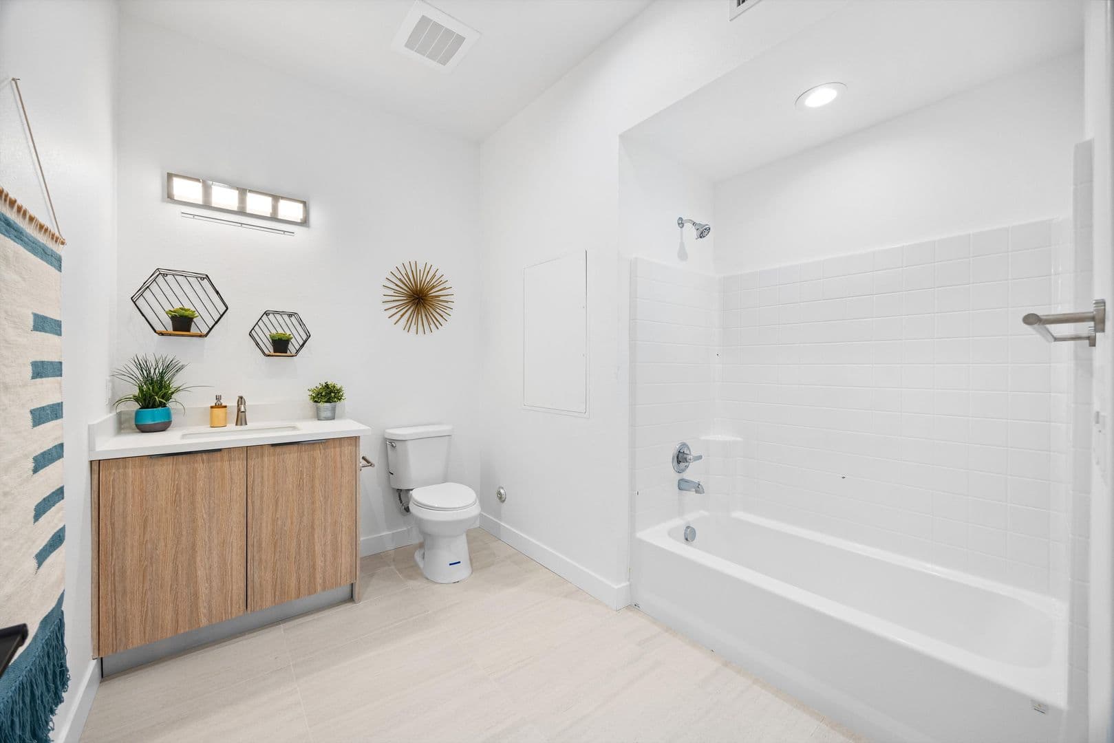 Whittier Apartment: 13857 Leffingwell Rd