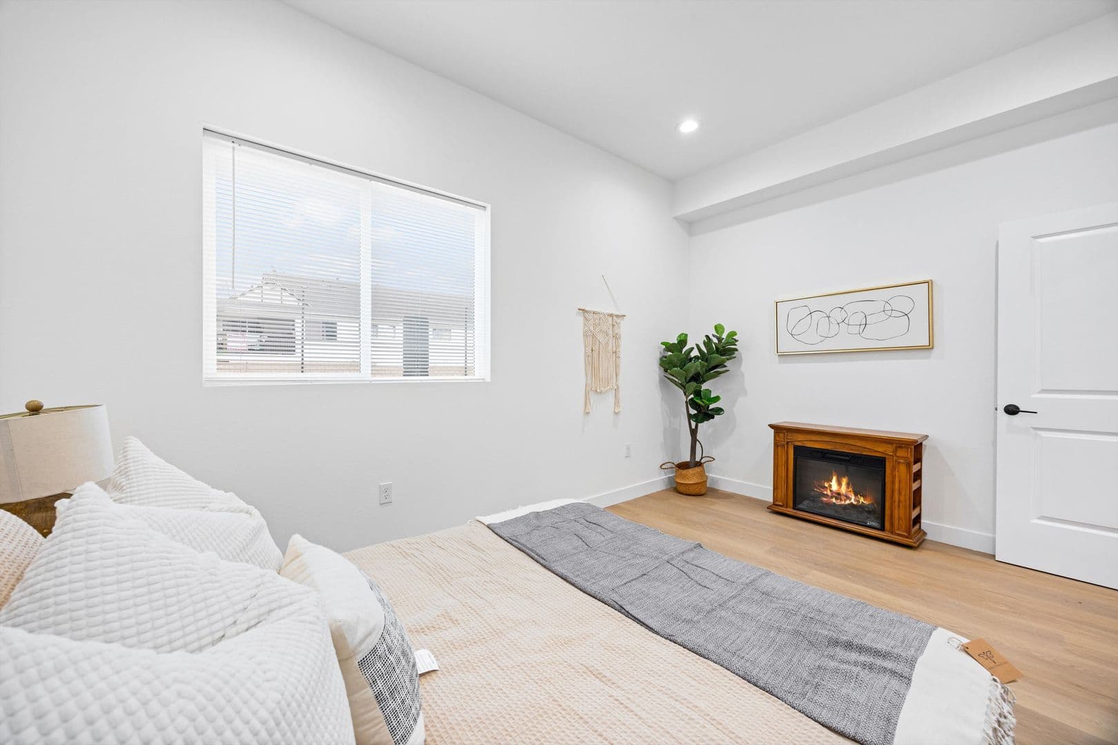 Whittier Apartment: 13857 Leffingwell Rd