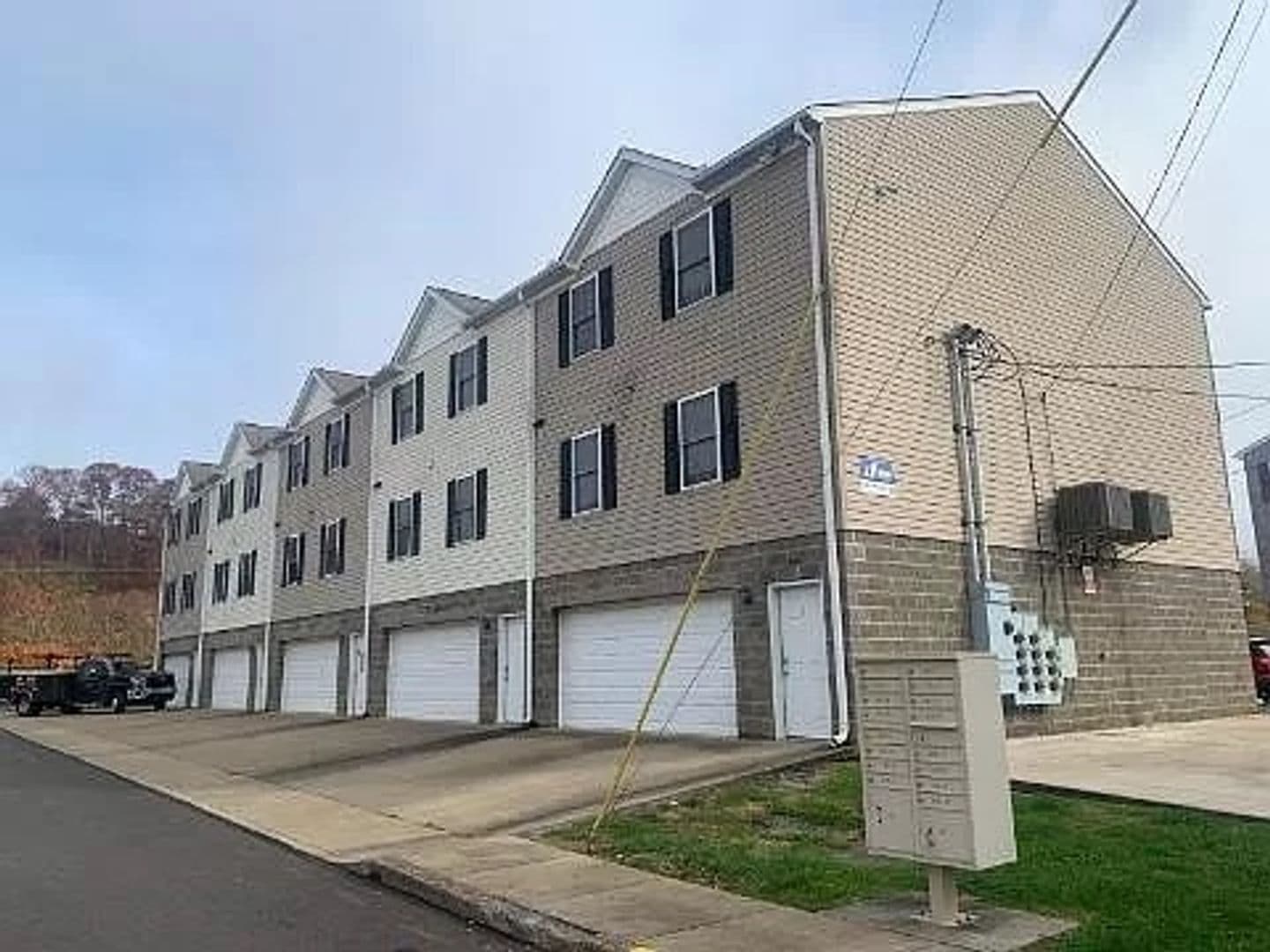 California Townhome: 128 Ash Street