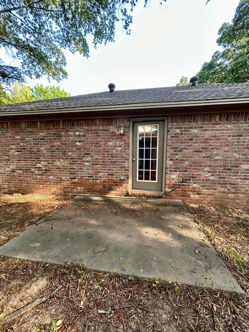 Russellville House: 1007 S Greenwich Ave