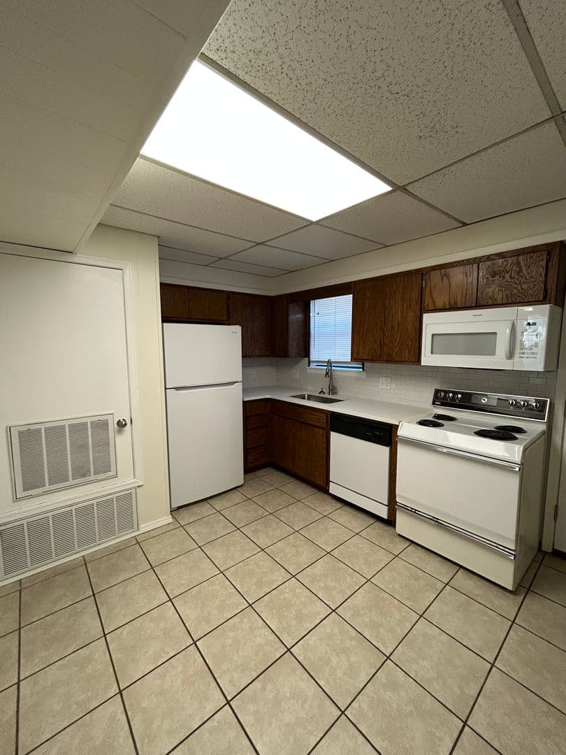 Russellville Apartment: 2751 - 2773 West D St.