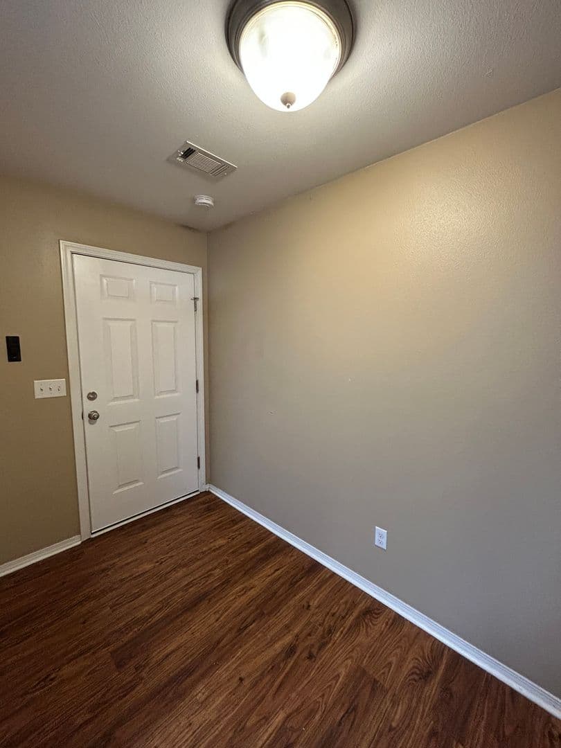 Russellville House: 1007 S Greenwich Ave