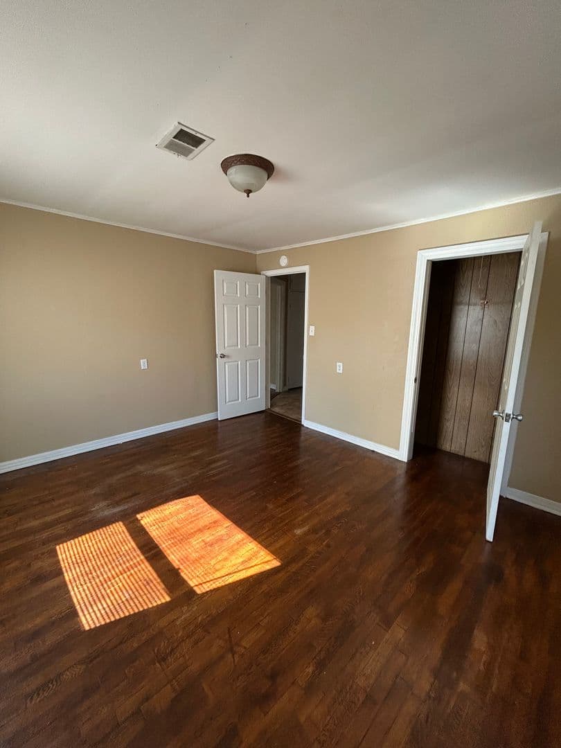 Russellville House: 803 N Denver Ave