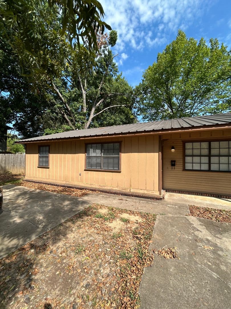 Russellville Apartment: 502 - 506 West 4th Pl