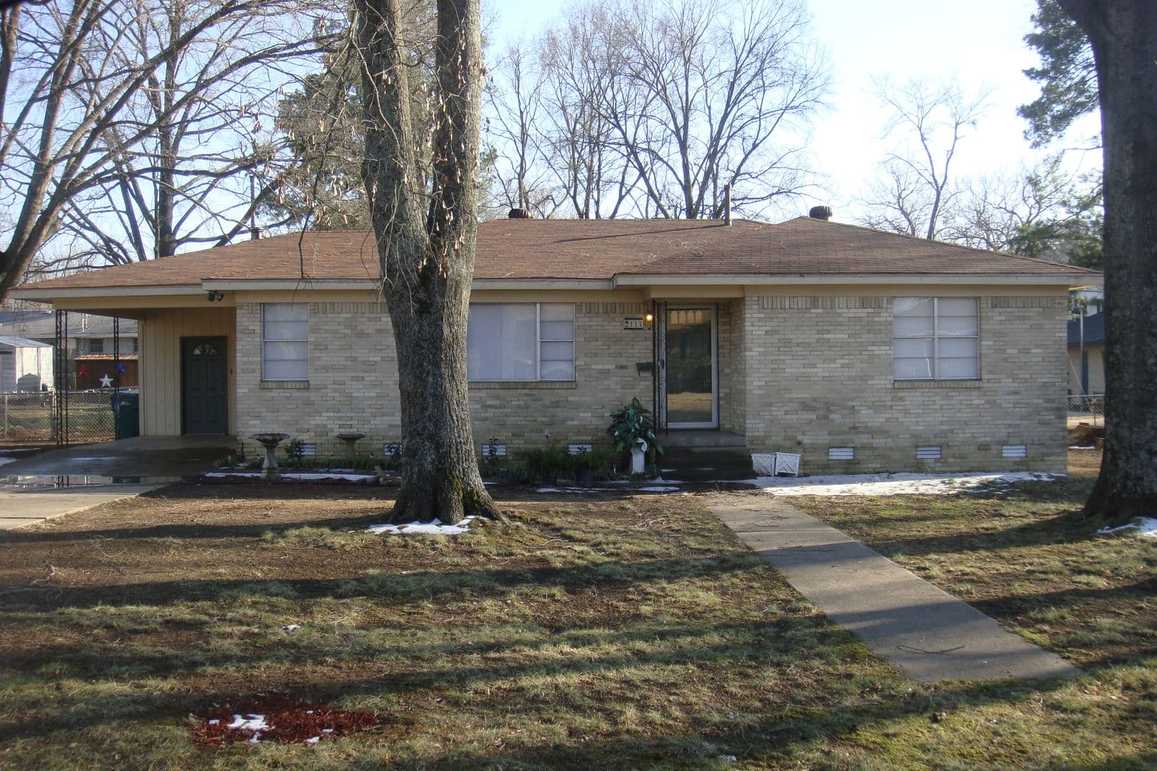 Russellville House: 117 W 18th St