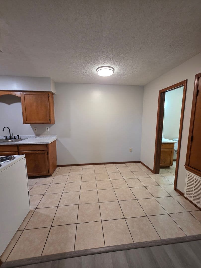 Russellville Apartment: 911-925 West 12th St.