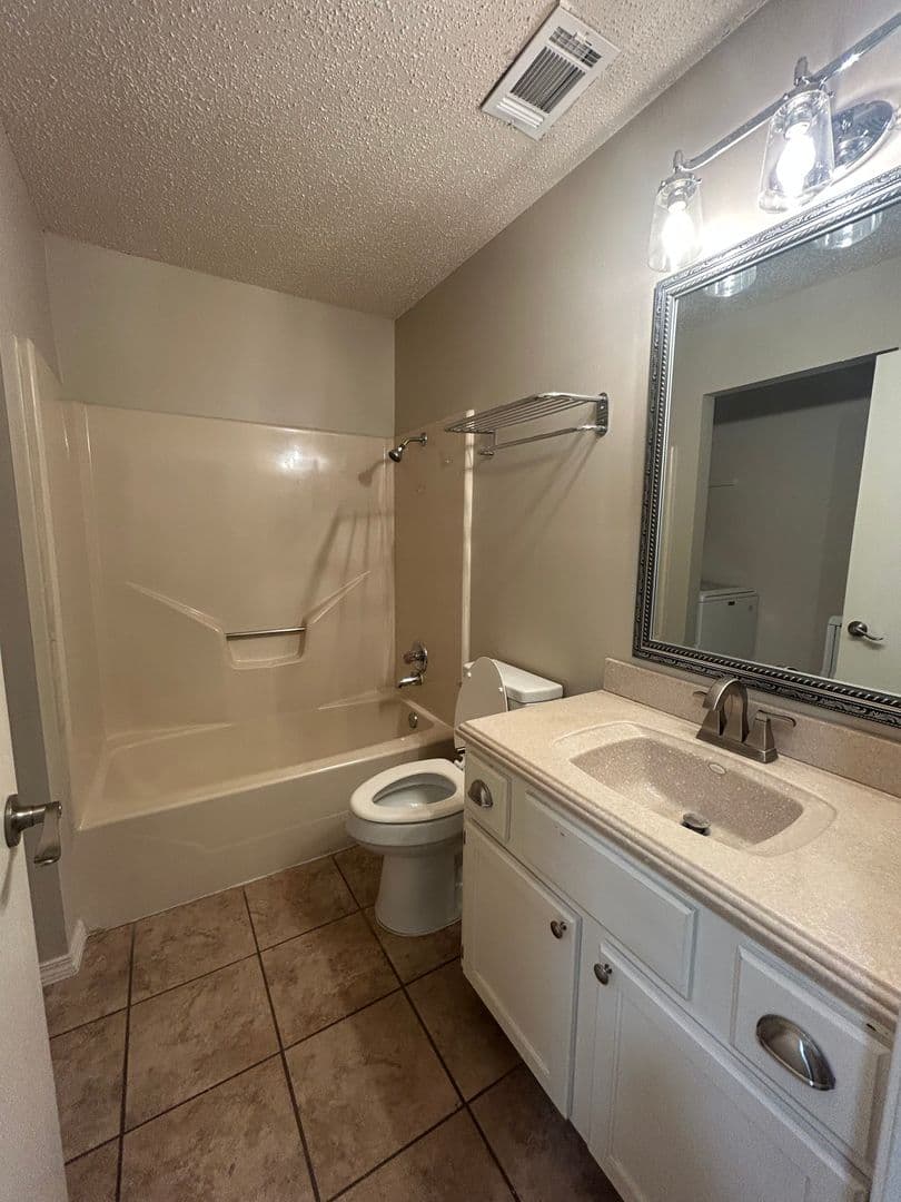 Russellville House: 2206 Timberwood Ln