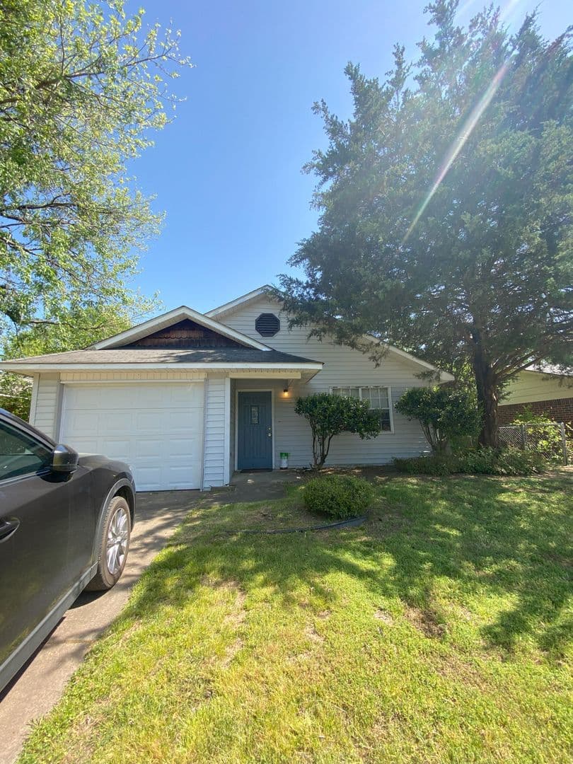 Russellville House: 1122 N Louisville Ave