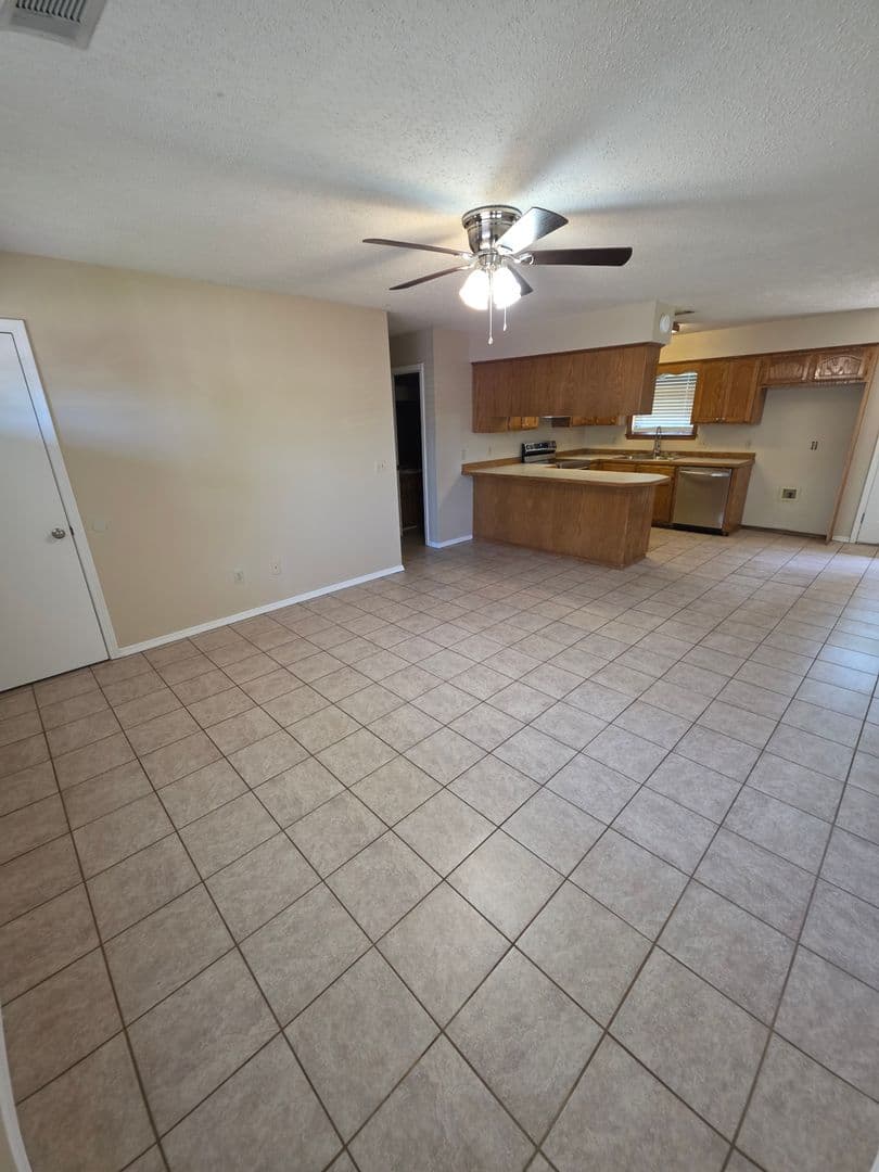 Russellville House: 1508 E L St