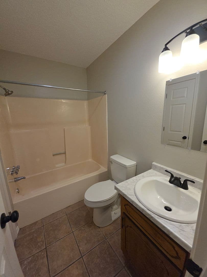 Russellville Apartment: 911-925 West 12th St.