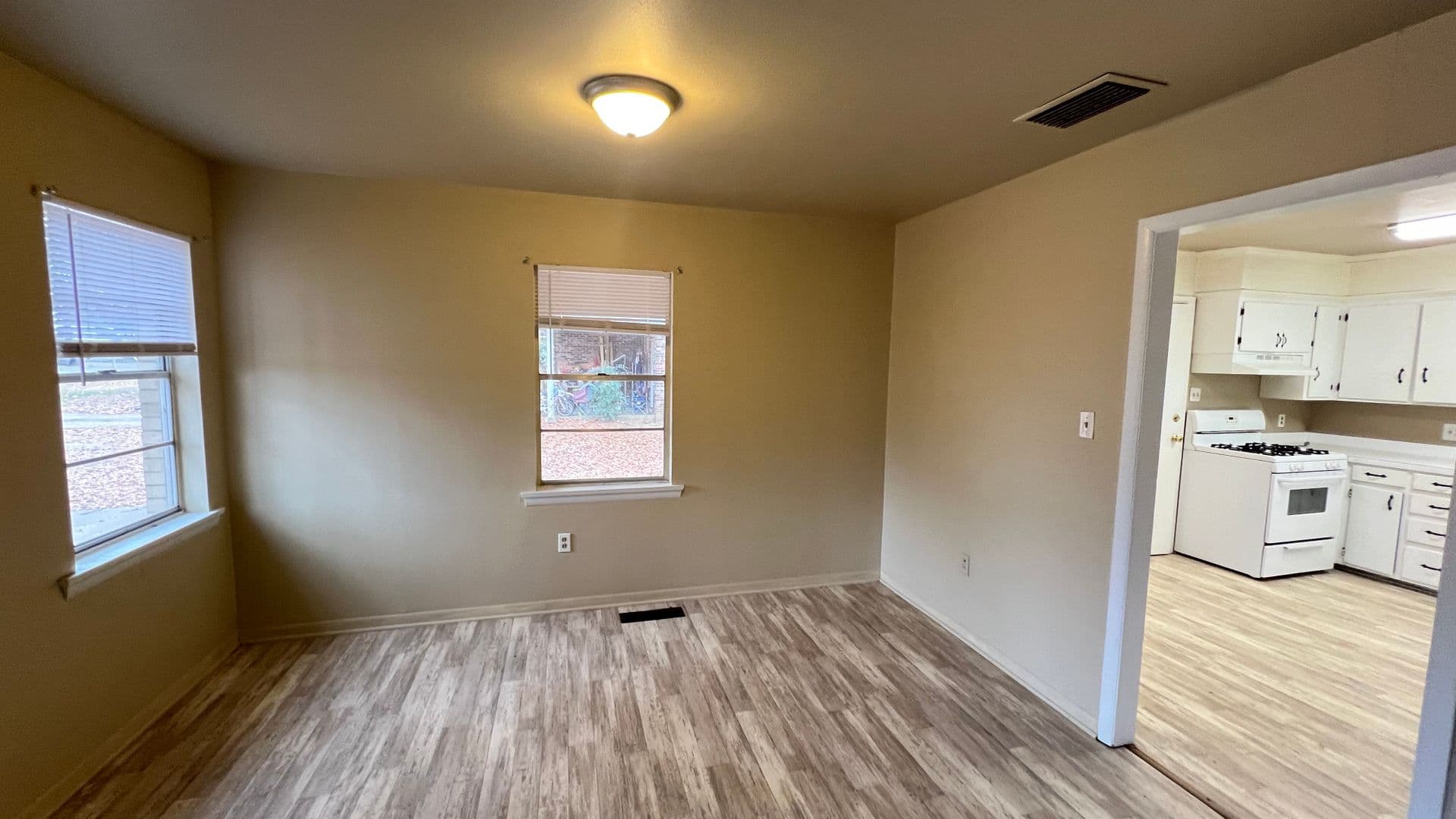 Russellville House: 117 W 18th St