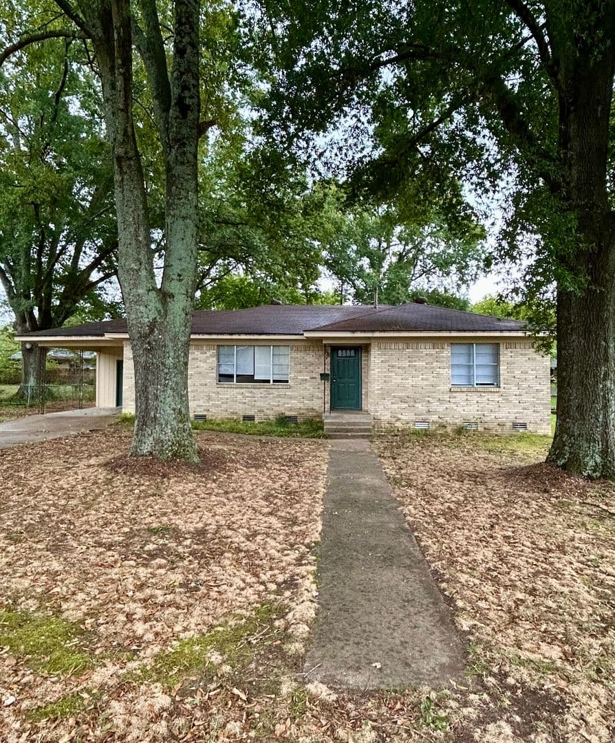 Russellville House: 117 W 18th St