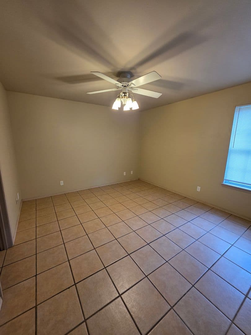 Russellville House: 1007 N Parker Rd
