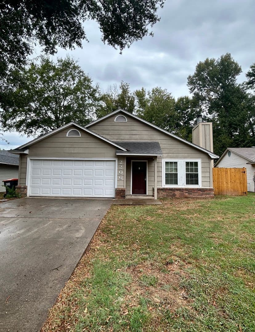 Russellville House: 2206 Timberwood Ln