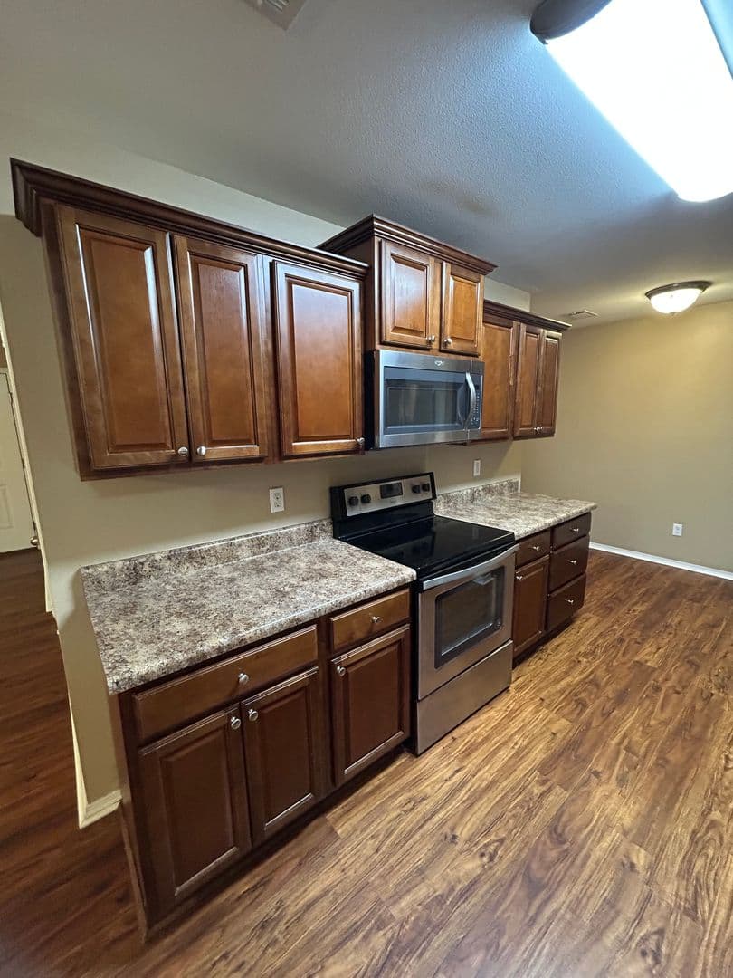 Russellville House: 1007 S Greenwich Ave