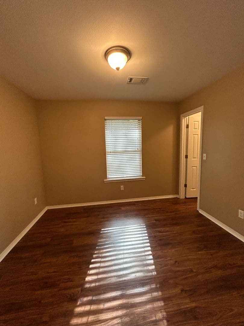 Russellville House: 1007 S Greenwich Ave