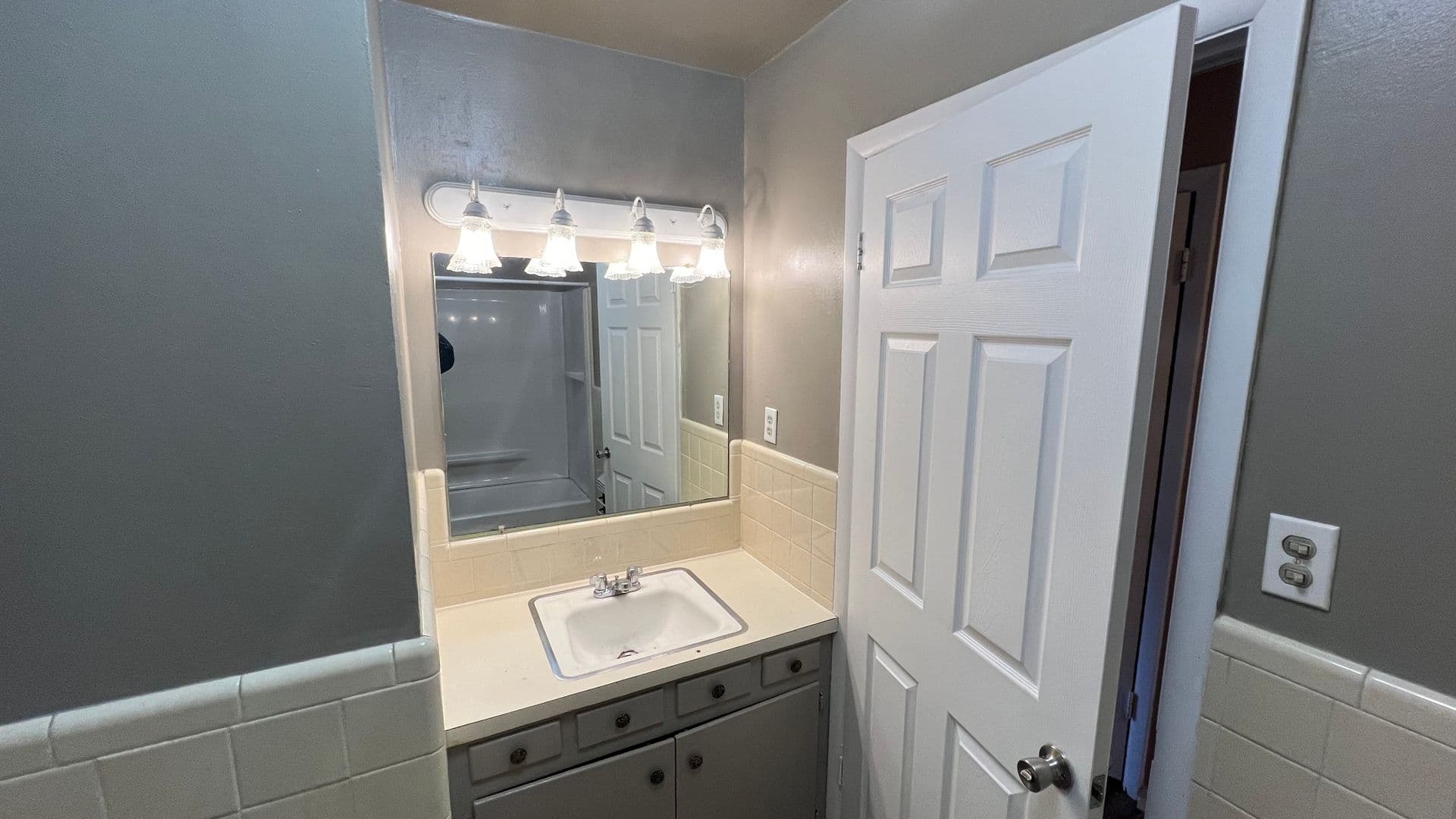 Russellville House: 117 W 18th St