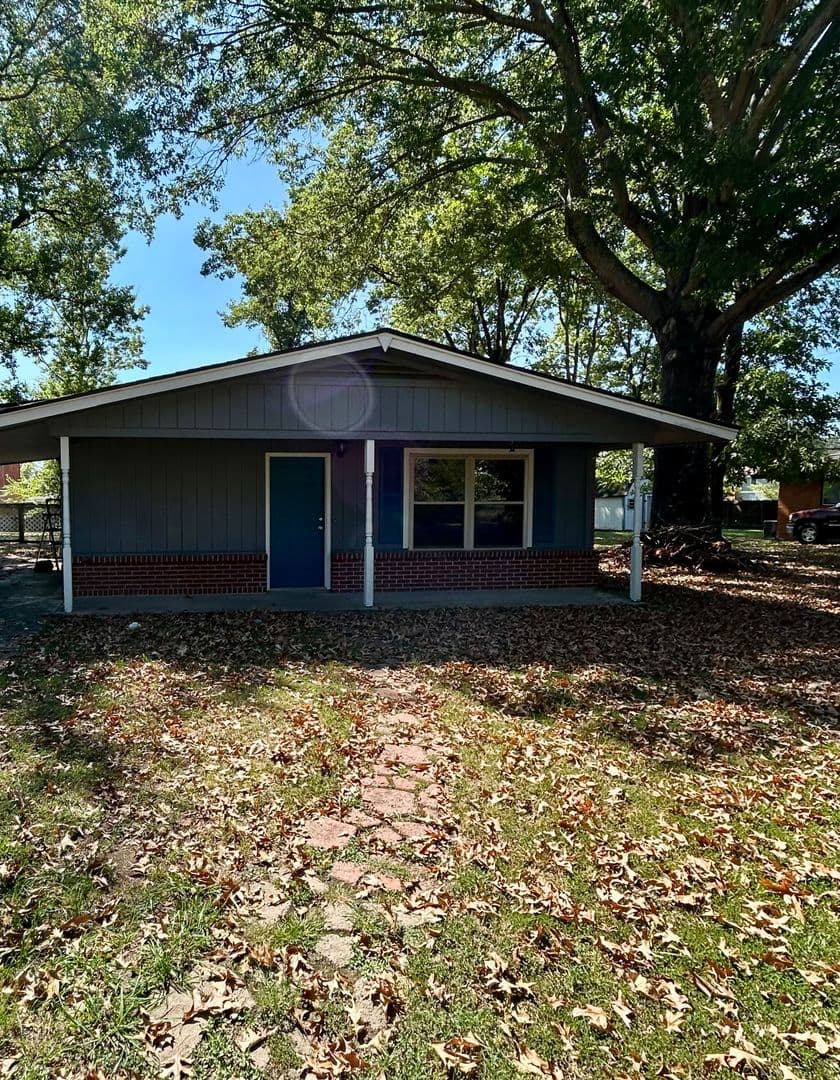 Russellville House: 1202 East O St.