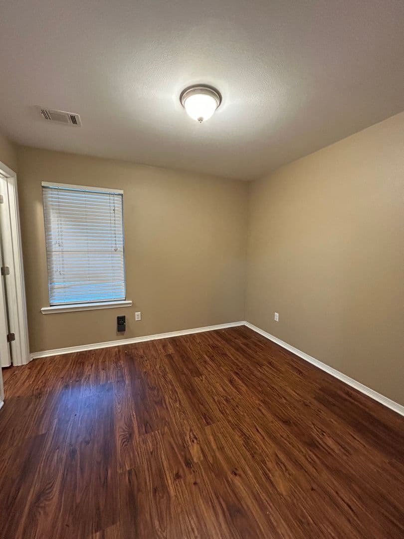 Russellville House: 1007 S Greenwich Ave
