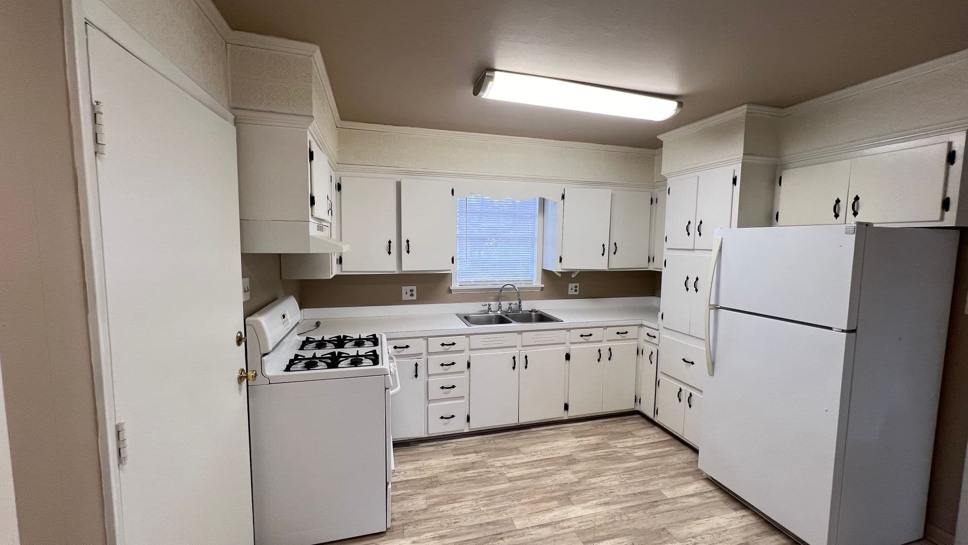 Russellville House: 117 W 18th St