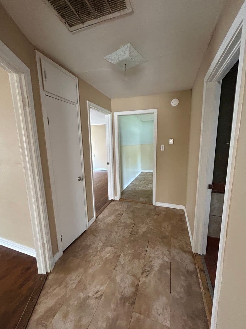 Russellville House: 803 N Denver Ave