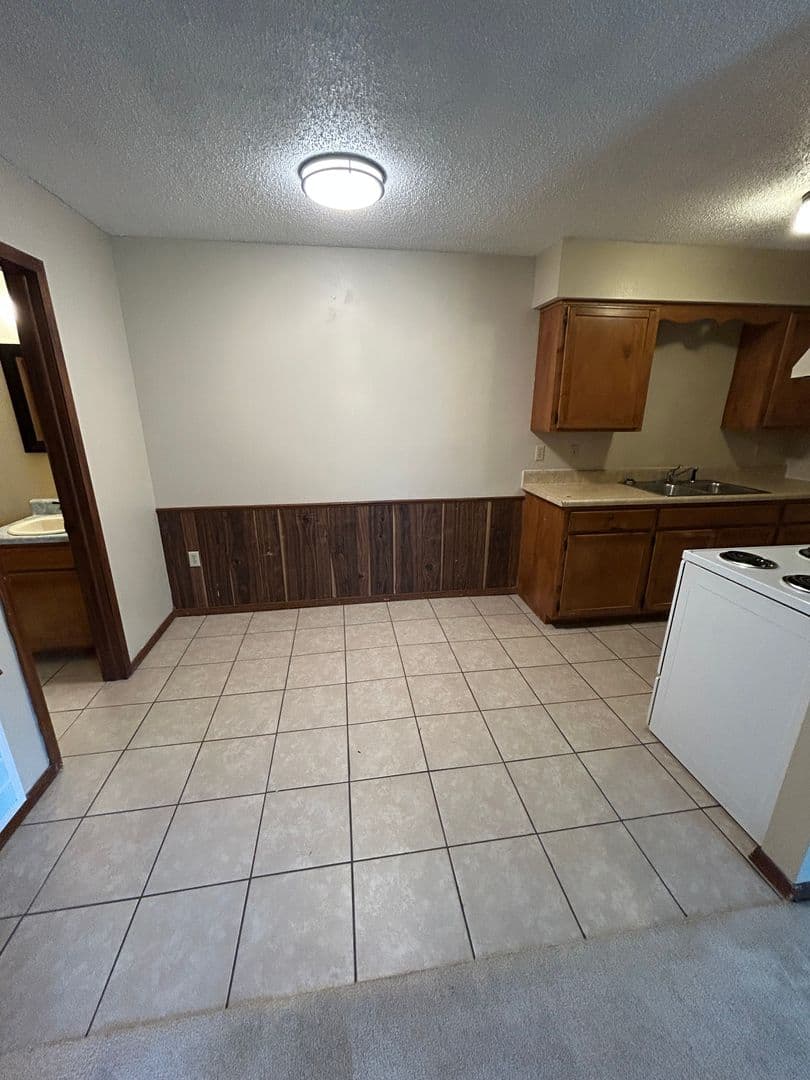 Russellville Apartment: 911-925 West 12th St.