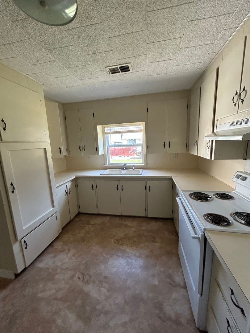 Russellville House: 803 N Denver Ave