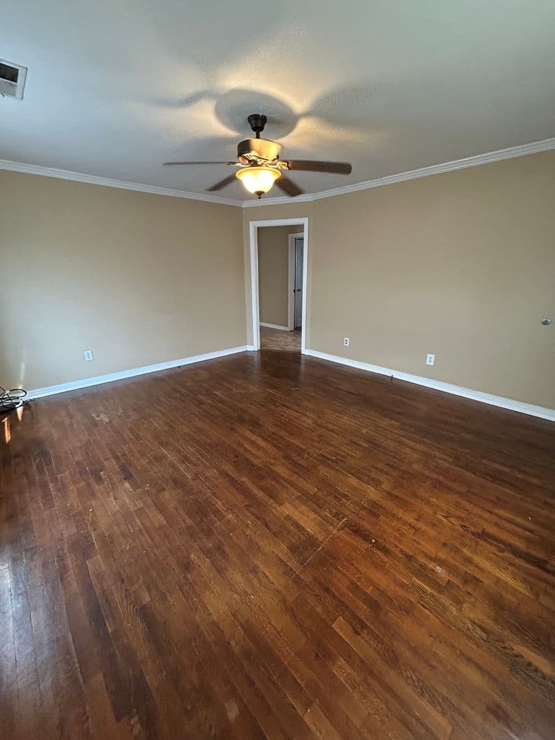 Russellville House: 803 N Denver Ave