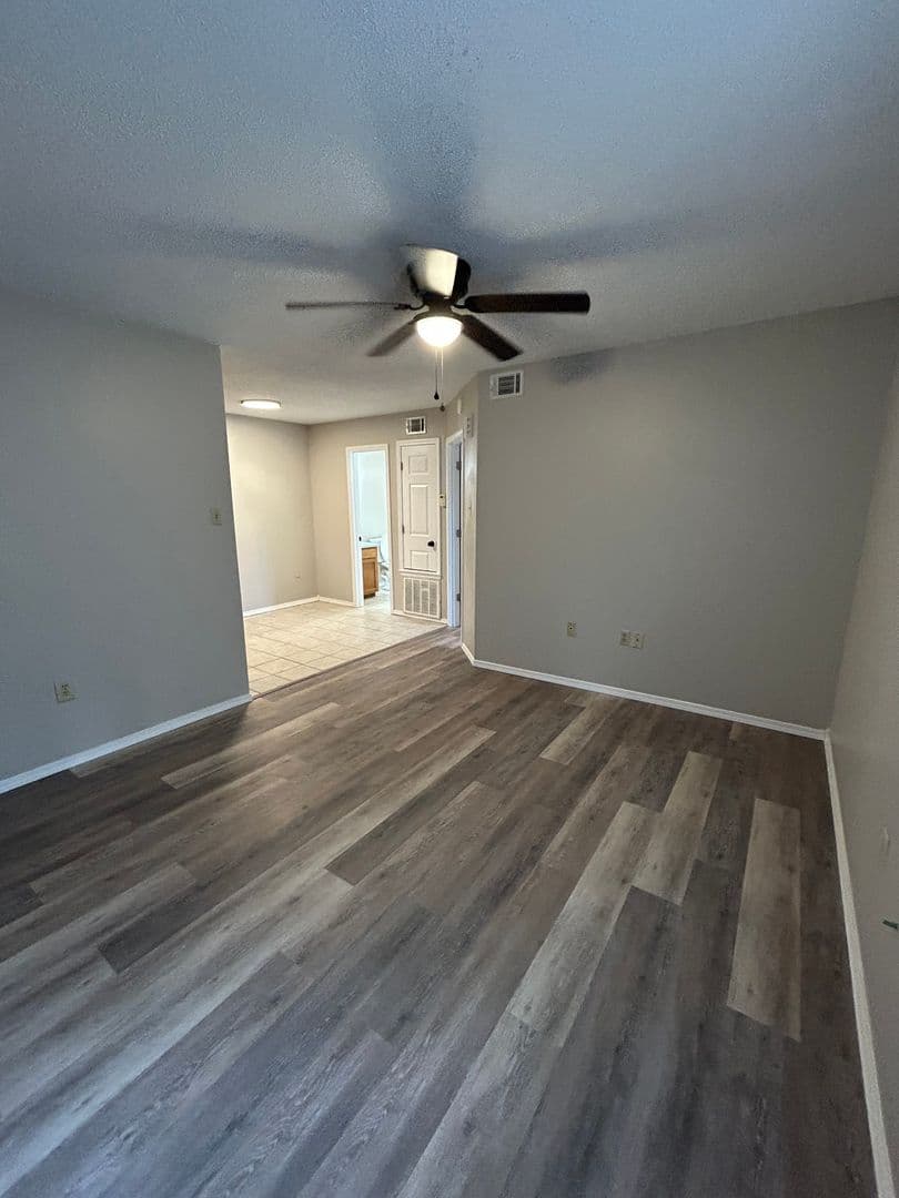 Russellville Apartment: 911-925 West 12th St.