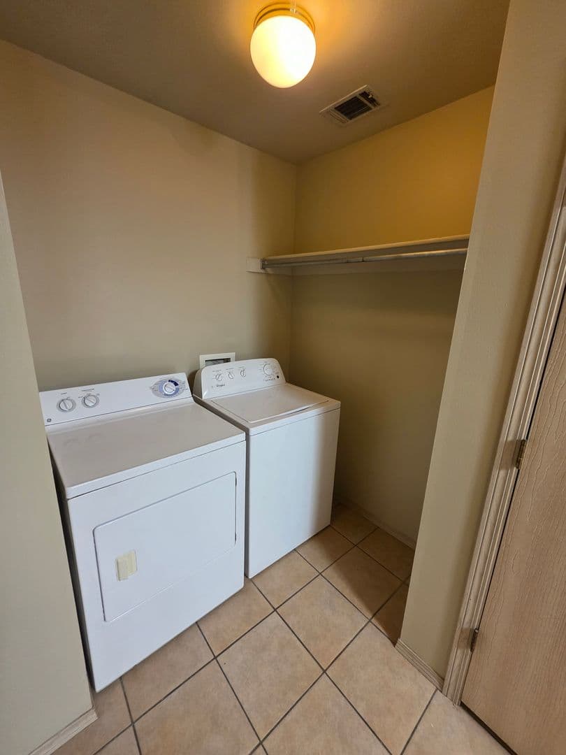 Russellville House: 1007 N Parker Rd