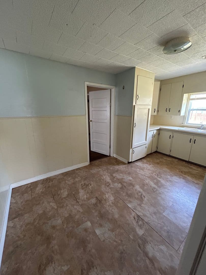 Russellville House: 803 N Denver Ave