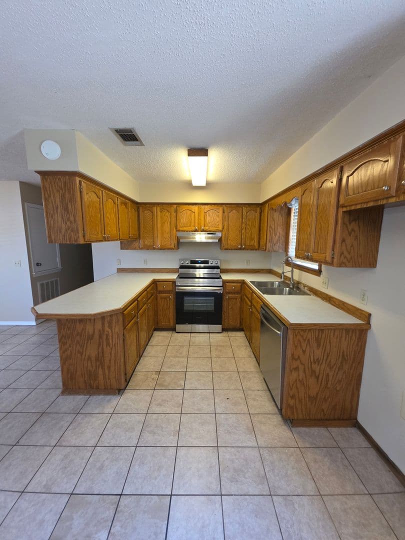 Russellville House: 1508 E L St