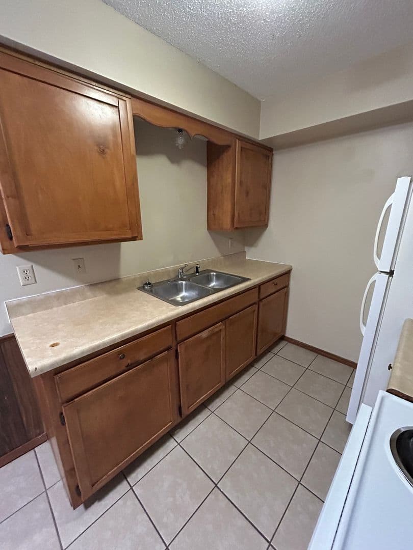 Russellville Apartment: 911-925 West 12th St.