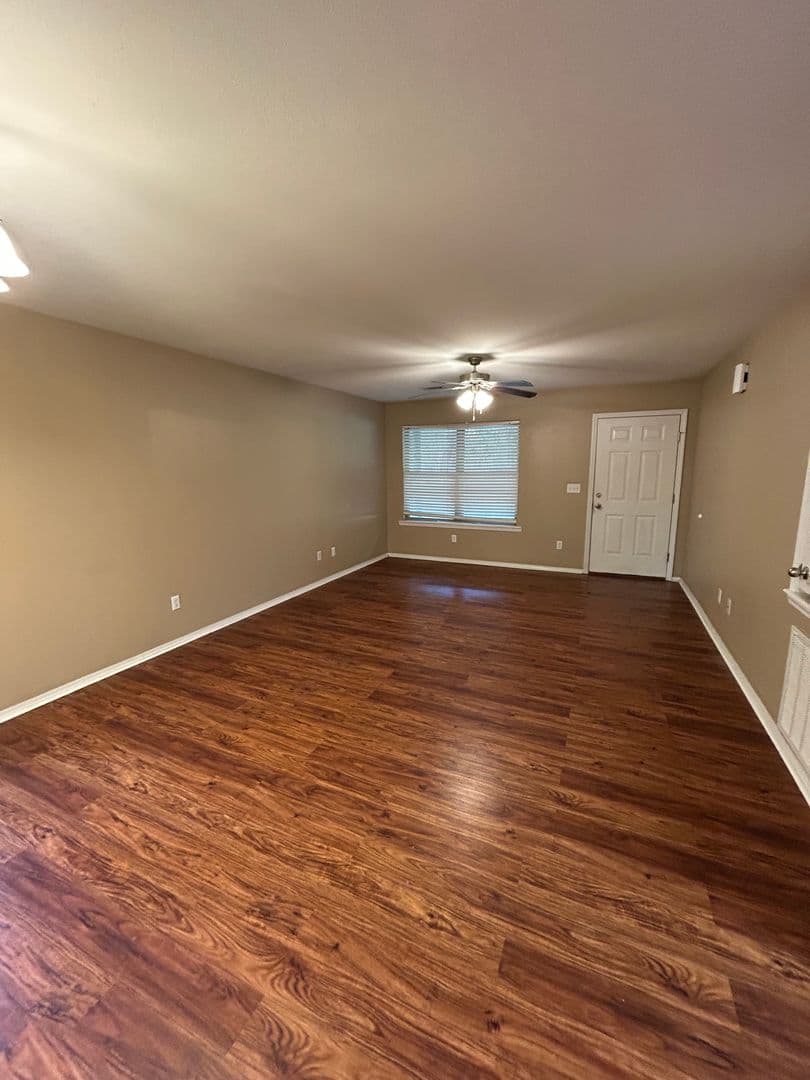 Russellville House: 1007 S Greenwich Ave