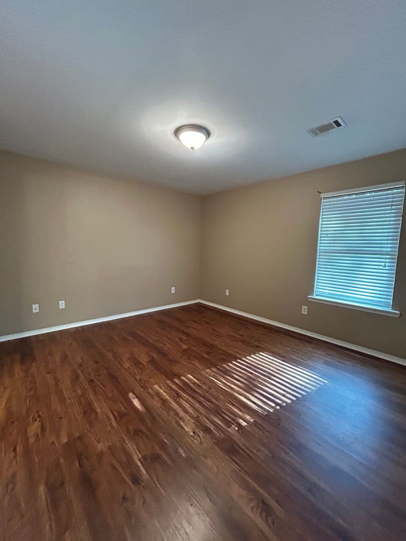 Russellville House: 1007 S Greenwich Ave