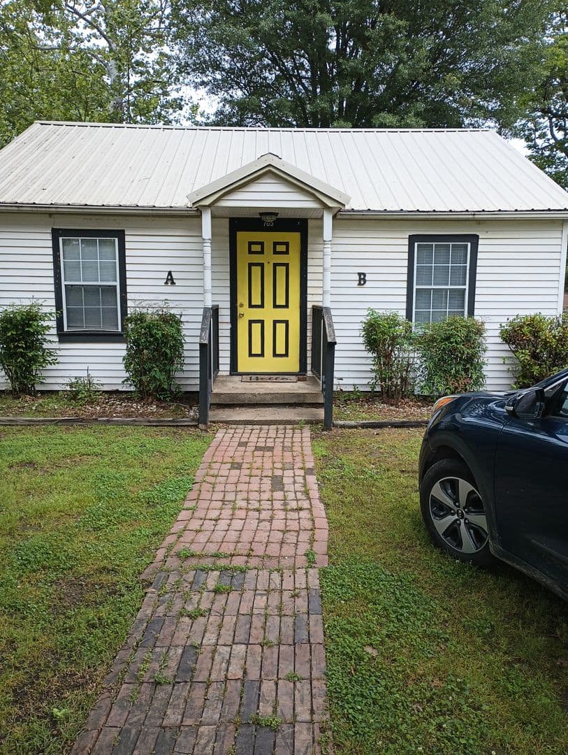 Russellville Apartment: 705 East 5th St. A & B