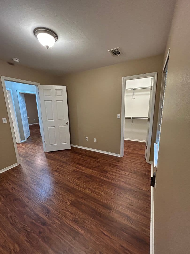 Russellville House: 1007 S Greenwich Ave