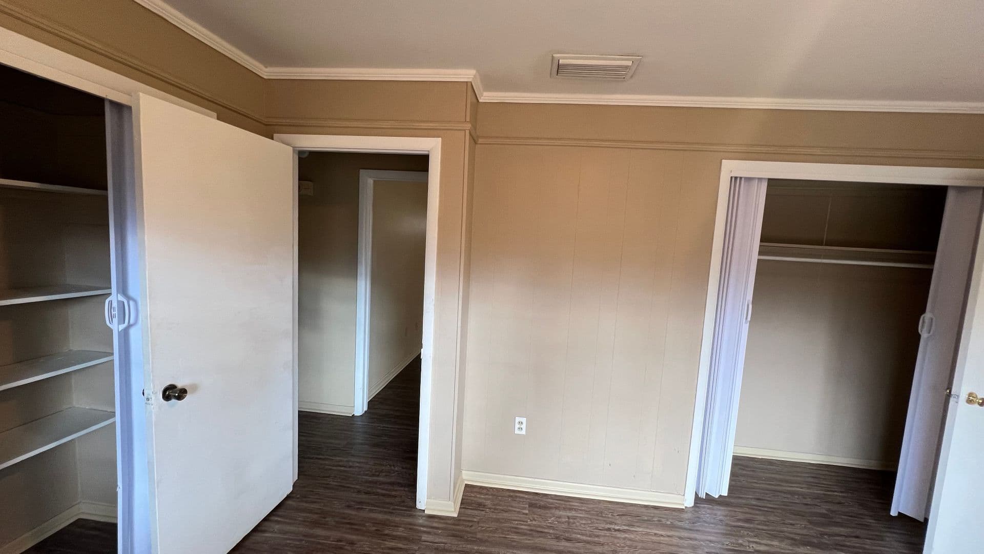 Russellville House: 117 W 18th St