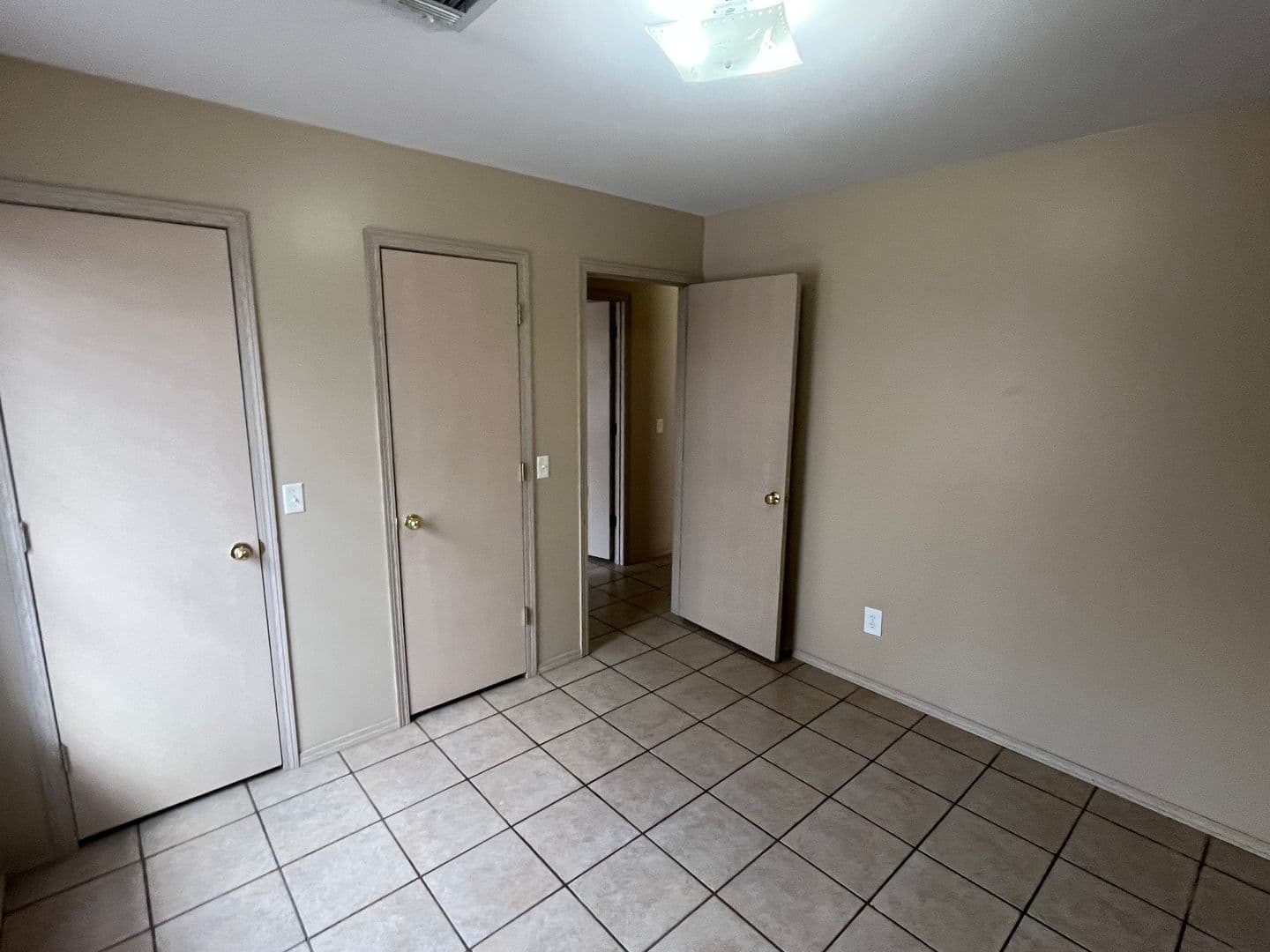 Russellville House: 1106 S Ithaca Ave