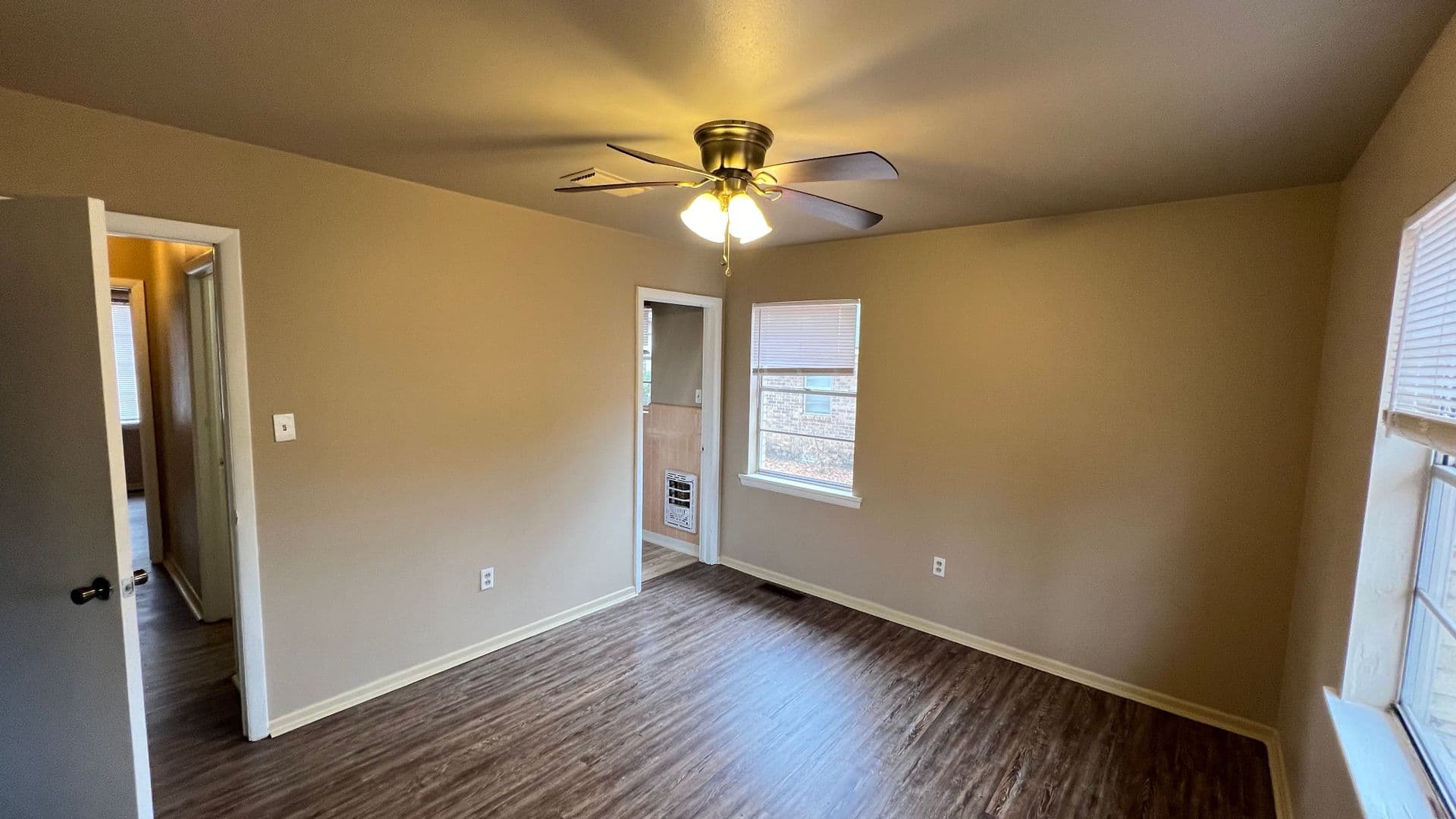 Russellville House: 117 W 18th St